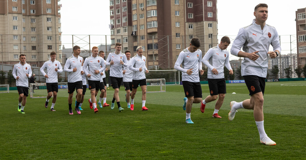 futbol-ailesi-yok-kirik-sozlesmeler-mar-soccer-ukraynada-geri-donuyor-4BOybIyn.jpg