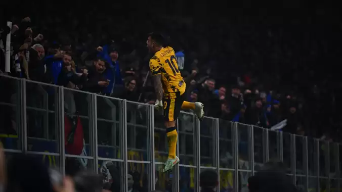 interde-hakan-calhanoglu-lautaro-martinez-ikilisi-genoanin-fisini-cekti-VJ1tcswS.jpg