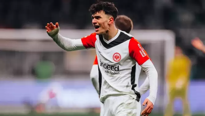 eintracht-frankfurtta-can-uzun-firtinasi-kulup-tarihine-gecti-ayin-oyuncusu-secildi-BBag6r4h.jpg