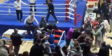 Boks turnuvasında kavga ring dışına taştı, yumruklar havada uçuştu