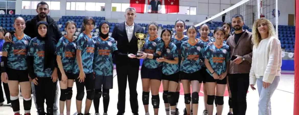 Hakkari'de Yıldız Kızlar Voleybol İl Birinciliği Coşkuyla Tamamlandı